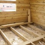 What should be the thickness of insulation for a floor in a wooden house?