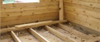 What should be the thickness of insulation for a floor in a wooden house?