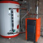 Heat accumulator with solid fuel heating boiler